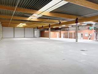 Goed gelegen bedrijfsgebouw te huur in Kortrijk. Gelegen op 1 min. van de R8 met een uitstekende verbinding naar de E17, E403, etc.Het...