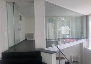 Algemeen:Op de Buizegemlei 5 vinden we een ruime lichtrijke gerenoveerde kantoorruimte met maar liefst 5 staanplaatsen voor de deur.Indeling:We komen...