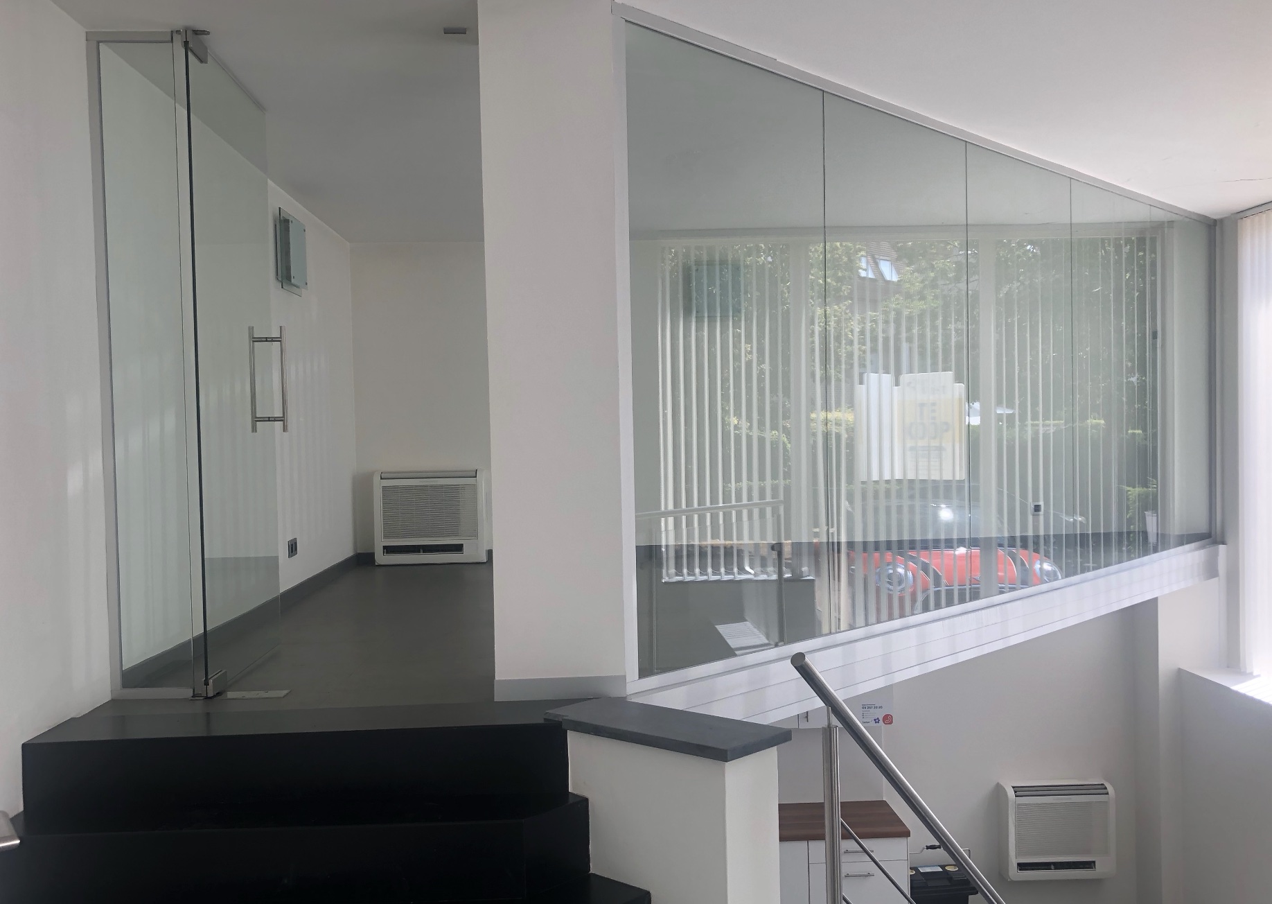 Lichtrijke kantoorruimte met 5 staanplaatsen - foto 3