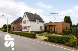 Te renoveren woning op een perceel van 4.732,55 m². <br /><br />Deze gezinswoning verwelkomt je via een inkomhal die leidt naar een lichtrijke en aangename leefruimte, met aansluitend een gezellige eethoek. Voorts kom je uit in de keuken, van waaruit je de kelder kan betreden, wat zorgt voor extra opbergruimte. Voorts is er ook nog een berging met aansluiting voor de wasmachine hierna bevindt zich ook een apart toilet en de badkamer met douche. <br /><br />De eerste verdieping telt 3 volwaardige slaapkamers, alsook een berging die ingericht kan worden als dressing.<br /><br />Buiten bevindt zich een gezellig terras, met aansluitend de garage/bergruimte. Verder beschikt de woning over een ruime tuin die achteraan in verbinding staat met een aangrenzende bouwgrond.<br /><br />Deze bouwgrond biedt diverse mogelijkheden en is uitermate geschikt voor vrije beroepen, maar ook voor het houden van dieren, zoals paarden of andere landbouw- en hobbydieren.<br />De woning zelf beschikt over aanzienlijk potentieel en biedt bovendien de mogelijkheid tot uitbreiding met een kantoorruimte, wat ze extra interessant maakt voor zelfstandigen of mensen met een beroepsactiviteit aan huis.<br /><br />Het pand is centraal gelegen in Zittaart, Meerhout met uitstekende verbinding met de E313.<br /><br />EPC F: 929 Kwh/m²<br /><br />Voor meer informatie of een bezoek ter plaatse, kan u contact opnemen met IMMO SP via 014 59 10 20 of mailen naar jill@immosp.be. Benieuwd naar de waarde van uw eigen woning? Vraag vrijblijvend een gratis verkoopanalyse aan – wij helpen u graag verder!