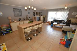 Mooi instapklaar woonhuis met groot zonneterras en uitweg achteraan.Indeling:Inkomhall, afzonderlijk toilet, woonkamer, open ingerichte keuken,...