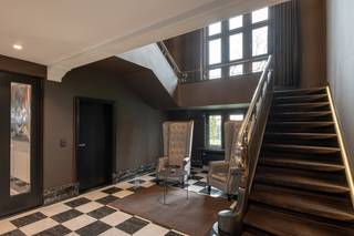 In het exclusieve Schotenhof bevindt zich deze statige, luxueus gerenoveerde villa op een prachtig perceel van ca. 4.162 m². De eigendom combineert...