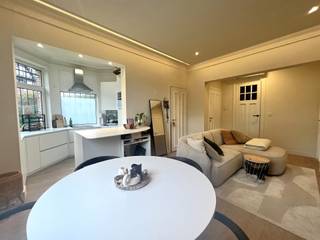 Prachtig appartement met 1 slaapkamer én tuin te Antwerpen!Je wandelt binnen in de leefruimte met prachtige authentieke elementen. De keuken is halfopen en gescheiden van de leefruimte met een gezellig keukeneiland. De keuken is volledig geïnstalleerd met o.a. vaatwasmachine, combi-oven, ijskast met vriesvak.Aansluitend heb je de slaapkamer met ensuite badkamer. De badkamer beschikt over een lavabomeubel, douche en toilet. Via de slaapkamer heb je toegang tot de fijne stadskoer. Aan de voorkant van het appartement beschik je over een zalige privatieve tuin van 29m². Verder kan je in de leefruimte twee bergingkasten vinden. Het appartement is gelegen in een uitermate fijne wijk en is zeer vlot bereikbaar via verbindingswegen en openbaar vervoer.- NIET GEMEUBELD- EPC: 302 kWh/m² UC: 20220809-0002653194-RES-1 - Maandelijkse kosten: €70(1 pers) / €95(2 pers) bevatten: forfait water en minuterie- Huurwaarborg: 2.835,- euro (3 maanden huur) - Beschikbaar: 1/03/2026- Type contract: Bepaalde duur (3 jaar)Wens je jouw huis, appartement, bouwgrond of opbrengsteigendom te verkopen? Op zoek naar een vastgoedmakelaar voor de verhuur of het beheer van jouw eigendom(men)? Bel ons voor een vrijblijvende afspraak op 03 259 04 04 of spring binnen op ons kantoor te Kasteelstraat 58 - 2000 Antwerpen!