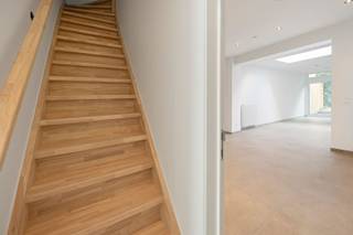 Deze verzorgde woning in Sint-Niklaas heeft een bewoonbare oppervlakte van 138 m² en is gelegen op een perceel van 143 m².De woning beschikt over een lichtrijke leefruimte met grote ramen en dakramen, waardoor er veel natuurlijk licht binnenvalt. Een volledig geïnstalleerde keuken wordt ook nog geplaatst.De open indeling zorgt voor een aangenaam ruimtelijk gevoel.Verder zijn er 2 ruime slaapkamers en een moderne badkamer met inloopdouche, wastafelmeubel en apart toilet.Daarnaast beschikt de woning over een praktische voorplaats en een open keuken met aansluiting naar de tuin. De buitenruimte biedt voldoende privacy en ruimte om gezellig buiten te zitten.Een comfortabele en praktisch ingedeelde woning met een moderne uitstraling, ideaal voor wie op zoek is naar een instapklare thuis in Sint-Niklaas.