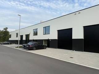 De unit is strategisch gelegen op de grens van Schoten en Sint-Job-in’t-Goor en geniet van een uitstekende bereikbaarheid via de op-en afrit...