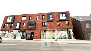 Deze prachtige loft op de eerste verdieping combineert ruimte, comfort en een uitstekende toegankelijkheid.<br /><br />Via de inkomhal met ingewerkte vestiaire betreedt u de lichtrijke open leefruimte, waar grote raampartijen zorgen voor een aangename en open sfeer. De volledig uitgeruste open keuken sluit naadloos aan op de leefruimte en vormt het hart van het appartement.<br /><br />De loft beschikt bovendien over een uitzonderlijk ruime wasplaats en twee volwaardige slaapkamers.<br />De eerste slaapkamer is voorzien van ingebouwde kasten en een ensuite badkamer met douche.<br />De tweede slaapkamer beschikt eveneens over een ensuite badkamer, uitgerust met zowel een douche als een bad.<br /><br />Verder zijn er nog een aparte dressing, een technische ruimte en een afzonderlijk gastentoilet aanwezig.<br /><br />Een absolute troef is het zeer ruime overdekte terras, waar u in alle rust kan genieten van het buitenleven. <strong>Daarnaast zijn twee ondergrondse parkeerplaatsen inbegrepen.</strong><br /><br />Dankzij de brede doorgangen en praktische indeling geniet deze loft van een bijzonder comfortabele toegankelijkheid.<br /><br />Zeer gunstige energiescore en zonnepanelen aanwezig!<br /><br />Huurprijs te vermeerderen met 45 EUR gemeenschappelijke kosten.<br /><br />Beschikbaar vanaf 1 augustus 2026.<br /><br /><strong>Bezoeken?</strong><br />U kan eenvoudig zelf een afspraak inplannen voor het bezoekmoment op donderdag 21 mei via de website van ons kantoor. 