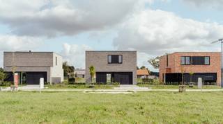 In de ‘Eggerstraat’, net buiten de dorpskern van Oostmalle bouwt Danneels deze stijlvolle open bebouwing op het lot 15. Het perceel is 605 m² groot en is rustig gelegen centraal in de nieuwe buurt.<br /><br />Deze vrijstaande woning in moderne bouwstijl heeft een doordachte indeling. Met o.m. een lichtrijke open ingedeelde leefruimte, extra bureauhoek, volledig ingerichte keuken en badkamer, 3 ruime slaapkamers, garage, oprit, terras én ruime omheinde tuin. <br /><br />De woning wordt heel energiezuinig en is uitgerust met een geothermische warmtepomp, vloerverwarming, zonnepanelen en een ventilatiesysteem met warmterecuperatie. <br /><br /><span>We werken jouw nieuwe thuis sleutel-op-de-deur voor je af. Jij kiest jouw keuken- en badkamerinrichting, de vloer- en wandtegels uit bij onze projectpartners. Onze klantenbegeleider staat voor je klaar tijdens het hele realisatietraject. </span>