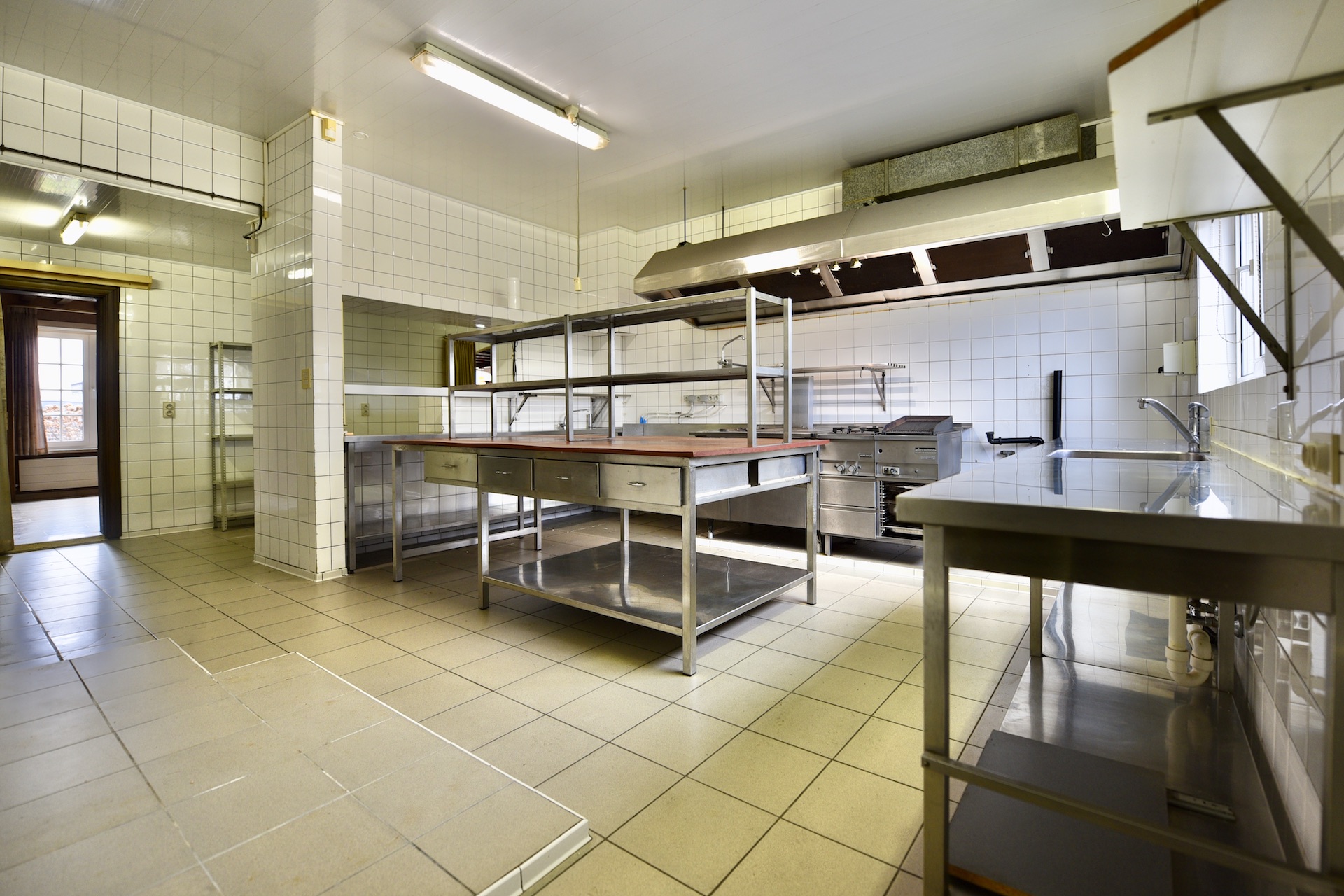 Handelspand met woonst, prof keuken, terrassen, tuin en gar voor 559.000 EUR - foto 5