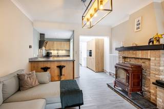 BEZOEKMOMENT ZATERDAG 20/6 VAN 13U TOT 15U (ENKEL OP AFSPRAAK)Bent u op zoek naar een instapklare woning op een centrale locatie in Kieldrecht? Lees dan zeker verder!Deze recent gerenoveerde woning bevindt zich centraal in Kieldrecht. Dankzij de garage met achterliggende toegang geniet u van extra comfort en bereikbaarheid. Bovendien beschikt de woning over een gezellige tuin en biedt ze een vlotte verbinding naar de haven en de omliggende gemeenten. Bij het betreden van de woning komt u terecht in de inkomhal. Van hieruit bereikt u de gezellige leefruimte met open keuken, die zorgt voor een aangenaam en open woongevoel. Verder bevindt zich op het gelijkvloers de vernieuwde badkamer. Achteraan de woning vindt u een tweede leefruimte die een mooie verbinding vormt tussen de woning en de tuin.Op de eerste verdieping bevinden zich twee ruime slaapkamers.Op de tweede verdieping vindt u nog twee bijkomende ruime slaapkamers.Deze woning combineert ruimte, comfort en een centrale ligging, waardoor ze ideaal is voor gezinnen of voor wie op zoek is naar een instapklare thuis.Deze woning werd recent gerenoveerd en beschikt over tal van troeven:Nieuw dak- Vernieuwde badkamer- Elektriciteit conform AREI- Garage met achterliggende toegang- 4 slaapkamers- Energiezuinige woning- Gezellige tuinHeeft u interesse in deze woning? Neem gerust contact op via kasper.maes@immo-zone.be of telefonisch via 04 70 50 98 57 om uw bezoek in te plannen.