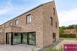 Deze pas gebouwde halfopen bebouwing is volledig instapklaar en afgewerkt met oog voor detail. De woning beschikt over een lichtrijke leefruimte...