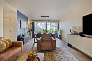 Zeer gezellig gelijkvloersappartement te koop op toplocatie in hartje Antwerpen. <br /><br />Ontdek dit ruime gelijkvloerse appartement, ideaal gelegen in de Minderbroedersstraat, midden in het bruisende centrum van Antwerpen. Hier geniet je van de perfecte combinatie van levendigheid en rust. <br /><br />Het appartement beschikt over een lichtrijke leefruimte, een volledig uitgeruste keuken met aansluitend een berging, hal met grote ingemaakte kasten en mogelijkheid tot bureauruimte, twee volwaardige slaapkamers waarvan één met ingemaakte kasten, een badkamer met zowel ligbad als inloopdouche en een afzonderlijk gastentoilet. Dankzij de praktische indeling biedt deze woning alle comfort. <br /><br />Een absolute troef is het prachtige uitzicht op de verzorgde en bijzonder rustige binnentuin vanop je terras, waar je in alle sereniteit kunt ontspannen. Daarnaast heeft het appartement nog tal van andere troeven. Het appartement beschikt namelijk over een EPC B, biedt de mogelijkheid om fietsen en vuilniscontainers uit het zicht te stallen en heeft ook nog een<br />ruime kelderberging en een autostaanplaats. Tijdens de bouw werd afgeweken<br />van de standaard voorziene materialen, en werd er een mooie parketvloer<br />gelegd in de leefruimtes en in de hal en slaapkamers, werden grote<br />ingemaakte kasten voorzien in de hal en in de tweede slaapkamer die dus ook<br />als dressing kan gebruikt worden en kreeg de badkamer een upgrade met een<br />mooi badkamermeubel en een bijna volledige betegeling. Bovendien werden de<br />toestellen in de keuken (fornuis, oven en afwasmachine) tijdens de voorbije<br />3 jaren vervangen. <br /> <br />De ligging is zonder twijfel een van de grootste pluspunten. Het appartement is gelegen op toplocatie in het historische centrum van Antwerpen. Gezellige horecazaken, trendy winkels en alle dagelijkse voorzieningen bevinden zich op wandelafstand. Ook het openbaar vervoer is vlot bereikbaar.<br /><br />De huidige eigenaar vertelt: “Ik heb hier altijd met veel plezier gewoond.<br />Het terras van het gelijkvloers appartement sluit naadloos aan op de<br />binnentuin, waardoor het totaal niet aanvoelt als een appartement. Bovendien<br />ligt de woning aan de rustige binnenzijde van het complex in plaats van aan<br />de straatkant, wat zorgt voor een optimale stilte.”<br /><br />Dit appartement te koop wordt aangeboden voor een prijs van 399.000 euro. Daarnaast is er een mogelijkheid om de autostaanplaats mee aan te kopen aan 35.000 euro. <br /><br />Bent u geïnteresseerd in een appartement of woning te koop in Antwerpen? Aarzel dan niet om ons te contacteren. <br />Had u graag uw eigen eigendom te koop aangeboden contacteer ons dan voor een vrijblijvende schatting, telefonisch op het nummer 03/206.76.76 of per mail naar antwerpen@dewaele.com. <br /><br />Ook voor alle andere vragen omtrent vastgoed kan u steeds bij ons kantoor te Antwerpen terecht!<br /><br /><br />Bestuursmaatregelen in het maatregelenregister: nee