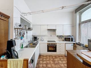 Een goed gelegen investeringspand bestaande uit een handelspand en drie verhuurde appartementen. Dit gebouw geniet van een uitstekende centrale ligging, vlak bij de Kaai, het openbaar vervoer, de vele winkels, restaurants en nog veel meer.<br /><u>Indeling:</u><br />Gelijkvloers: appartement met twee slaapkamers en terras, handelspand met aparte ingang.<br />Eerste verdieping: appartement met twee slaapkamers, ingerichte keuken, woonkamer, badkamer.<br />Tweede verdieping: appartement met één slaapkamer, ingerichte keuken, woonkamer en badkamer.