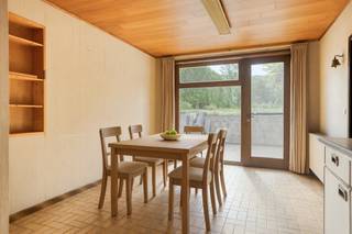 Grote woning met 5 kamers, garage &amp; grote tuin in centrum Machelen! Indeling gelijkvloers: inkomhal, apart toilet, ruime woonkamer, keuken, grote garage en wasplaats. Op de 1ste verdieping: nachthal, 5 slaapkamers en badkamer met inloopdouche, toilet en 1 lavabo. Grote zolder aanwezig met vaste trap, mogelijkheid tot creëren van extra kamers. Woning is volledig onderkelderd. Grote tuin met terras aanwezig. EPC label D - GEEN renovatieplicht. <br />Gelegen in centrum Machelen, op wandelafstand van openbaar vervoer, winkels, scholen, restaurants, .. Goede verbinding E19 – Ring Brussel – E40.