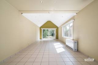 Rustig gelegen te renoveren gezinswoning met zonnige tuin en landelijk uitzicht<br /><br />Bent u op zoek naar een woning op een rustige locatie, met een mooie tuin en tal van mogelijkheden? Dan is deze woning in het landelijke Vlissegem, op korte afstand van De Haan, zeker een bezoek waard.<br /><br />De woning is goed onderhouden en vormt de ideale basis om volledig naar eigen smaak te moderniseren. Dankzij de doordachte indeling en de aangename ruimtes biedt ze heel wat potentieel voor wie comfortabel wil wonen.<br /><br />Via de inkomhal met gastentoilet bereikt u de lichtrijke leefruimte, die dankzij het hoge plafond een bijzonder ruimtelijk gevoel creëert. Het grote schuifraam geeft rechtstreeks uit op de tuin en zorgt voor een aangename verbinding tussen binnen en buiten. De afzonderlijke keuken grenst aan de leefruimte en kan, indien gewenst, eenvoudig geïntegreerd worden tot één open leefruimte. Verder beschikt de woning over een inpandige garage met aansluitende wasruimte.<br /><br />Op de verdieping bevinden zich drie volwaardige slaapkamers en een ruime badkamer, uitgerust met een ligbad, douche, toilet en wastafel. Daarnaast is er nog een praktische zolder, ideaal als extra bergruimte.<br /><br />De diepe achtertuin vormt een absolute troef. Hier geniet u in alle rust van een prachtig, open uitzicht over de achterliggende velden. Een ideale plek om te ontspannen en volop van het buitenleven te genieten.<br /><br />Interesse? Neem vandaag nog contact op met Victor van Immo Francois via victor@immofrancois.be of op 0470 64 60 28 <br /><br />