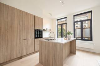 Welkom aan de Volkstraat, de verbinding tussen de Nationalestraat en het Museum voor Schone Kunsten. Hier leef je middenin het kloppend hart van...