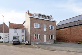 Dit ruime pand aan de Stepsstraat 2 in Gingelom biedt tal van mogelijkheden voor wie op zoek is naar een ruime woning. Met een bewoonbare oppervlakte van ongeveer 270 m² is dit een ideale gezinswoning, maar ook perfect geschikt voor wie een combinatie zoekt van wonen en werken, zoals een atelier, praktijk of werkruimte.<br /><br />Een groot pluspunt is de zeer ruime garage met elektrische sectionale poort, die niet alleen plaats biedt voor voertuigen, maar ook dienst kan doen als werk- of opslagruimte. Boven de garage bevindt zich een extra ruimte van ongeveer 45 m², die nog naar wens kan worden ingevuld. Achteraan de garage is er een aparte douchekamer.<br /><br />Op het gelijkvloers vinden we een aangename en ruime living met een aparte eetkamer en een functionele keuken. Op de verdieping zijn er drie grote slaapkamers voorhanden.<br /><br />De woning is voorzien van overal dubbele beglazing (hout + pvc), wordt verwarmd op mazout en er werd een waterontharder geïnstalleerd. De elektrische installatie is tevens volledig conform gekeurd.<br /><br />Buiten is er een volledig omheinde en onderhoudsvriendelijke tuin.<br /><br />Benieuwd naar deze woning en de vele mogelijkheden? Neem snel contact op voor een bezichtiging!