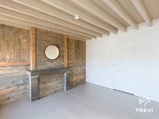 ELSENE – Ideaal gelegen nabij het Flageyplein en het Blyckaertsplein, op een steenworp van winkels, restaurants en openbaar vervoer, ruim duplexappartement van ±102m² bewoonbare oppervlakte gelegen op de 3e en 4e verdieping. Op de 3e verdieping bestaat het uit een inkomhal met apart toilet, een grote woonkamer van ±27,5m², een open ingerichte keuken (oven, kookplaat, dampkap, vaatwasser, aansluiting voor wasmachine) en een mooie slaapkamer van ±17,5m². Op de 4e verdieping bevindt zich een nachthal met apart toilet, een bureauruimte van ±7,5m², een tweede slaapkamer van ±14m² met toegang tot een aangenaam balkon van ±5,5m², een douchekamer (douche) en een badkamer (bad, dubbele wastafel). Kelder inbegrepen. Provisie voor lasten van € 100/maand (koud water, gemeenschappelijke delen). EPC G! Beschikbaar vanaf 01/11/2026. Afmetingen worden ter indicatie gegeven.<br /><br />
<p><u>Op de 3e verdieping:</u></p>
<ul>
<li>Inkomhal met apart toilet</li>
<li>Woonkamer van ±27,5m² (5,9 x 4,65)</li>
<li>Open leefkeuken ingericht (oven, kookplaat, dampkap, vaatwasser, aansluiting wasmachine)</li>
<li>Slaapkamer van ±17,5m² (3,5 x 5)</li>
</ul>
<p><u>Op de 4e verdieping:</u></p>
<ul>
<li>Nachthal met apart toilet</li>
<li>Bureau van ±7,5m² (3,5 x 2,15)</li>
<li>Slaapkamer van ±14m² (4,7 x 2,9) met toegang tot balkon van ±5,5m²</li>
<li>Douchekamer (douche)</li>
<li>Badkamer (bad, dubbele wastafel)</li>
<li>Kelder nr. 2</li>
</ul>
<p></p>