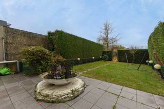 <p>Immo Pické biedt U deze gunstig gelegen woning aan en gelegen in de nabijheid van winkels, scholen, openbaar vervoer, het treinstation in Halle. Deze woning bestaat op de gelijkvloerse verdieping uit een inkomhal, een woonkamer, een eetkamer, een keuken, een wasplaats, een toilet en een bureauruimte. Op de eerste verdieping vinden we een nachthal, 3 slaapkamers (19m², 15m² en 9m²) en een toilet. De tweede verdieping bestaat uit een nachthal, 3 slaapkamers (19m², 16m² en 9m²) en een badkamer. Tot slot beschikt deze woning nog een over een ruime zolder, een kelder, een grote stadstuin en een garage achteraan het perceel.</p>