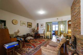 <strong>Verrassend ruime woning met 5 slpk, bdk en tuin gelegen op een goede locatie nabij het centrum met vlotte uitvalswegen. EPC 312 kWh/m² Epeil D, elektriciteit = niet conform<br /><br />Ligging: </strong>Uiterst rustig en goed gelegen op slechts enkele minuten van het centrum. Uitvalswegen, openbaar vervoer, winkels en E34 zeer vlot bereikbaar.<strong><br /><br />Indeling: -1:</strong> Kelder <strong>0:</strong> Inkomhal - leefruimte - eetkamer - keuken - wasplaats - berging - terras - tuin <strong>+1</strong> 3 slaapkamers - badkamer <strong>+2 </strong>bergruimte - slaapkamer - slaapkamer met opbergzolder<br /><br /><strong>Omschrijving: </strong>Verrassend ruime gezinswoning met 5 slaapkamers en tal van mogelijkheden. Achter deze gevel schuilt een bijzonder royale indeling met maar liefst 5 slaapkamers, ideaal voor grote gezinnen, samengestelde gezinnen, thuiswerken of hobbies.<br />De woning beschikt over een leuke tv-kamer aan de voorzijde van de woning. Aansluitend de ruime eetkamer met keuken en zicht op de tuin bieden deze ruimtes voldoende berg- en werkruimte. Op de 1e verdieping vinden we 2 ruime slaapkamer, 3e slaapkamer en badkamer voorzien van toilet en douche in zitbad.<br />Op de 2e verdieping vinden we een 4 slaapkamer en 5e uiterst ruime kamer voorzien met een zolderruimte waar nog tal van mogelijkheden liggen. Op vlak van duurzaamheid kende deze woning reeds een vooruitgang. Zo werd er een nieuwe CV ketel geplaatst (2018), werden er 7 zonnepanelen voorzien (2020), werd het dak reeds geïsoleerd met +/- 8cm (2018) en werden de ramen mee vernieuwd (2022) alsook de riolering.<br /><br />Kortom: een verrassend ruime woning, goed onderhouden, instapklaar en biedt deze woning nog tal van mogelijkheden!<br /><br /><strong>Bijzonder informatie in aanvraag.</strong>