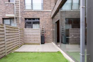 Uitstekend gelegen en zeer energie efficiënt gelijkvloers nieuwbouw appartement met tuin &amp; terras! Toplocatie op het eilandje, in een rustige straat met voldoende parkeergelegenheid.<br />Hoge plafonds (3,3m) geven een aangenaam ruimtegevoel en ramen tot aan het plafond geven extra veel licht. <br /><br />Onmiddellijk beschikbaar en 100% instapklaar, gordijnen en verlichting aanwezig. <br /><br />Indeling: <br />inkomhal met kasten, afzonderlijk toilet en ruime berging voor wasmachine &amp; droogkast, zeer ruime en lichte leefruimte op laminaat met zicht op de tuin en open volledig ingerichte keuken met grote frigo, oven, afwasmachine, kookvuur-dampkap. Badkamer met douche/ligbad en lavabo. 2 volwaardige slaapkamers (aan weerszijde van het appartement) <br />Extra berging in de kelder alsook aparte fietsenberging. <br />Uniek!- kom gerust zien en overtuig uzelf! <br /><br />Maandelijkse kosten 110 euro. <br />Alle verbruik met individuele meters.