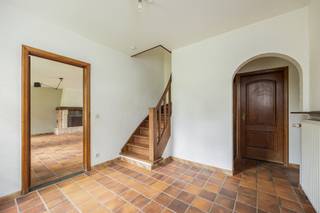 <h1><span>Ruim landhuis met 4 slaapkamers, dubbele garage en zonnige tuin in Zoersel!</span></h1>
<p><span>Bent u op zoek naar een ruime woning in een doodlopende straat, <strong>mét</strong></span><strong><span> de mogelijkheid om wonen en werken te combineren?</span></strong><span> Dan is dit karaktervolle landhuis met 4 slaapkamers, dubbele garage, ruime oprit en aangename westgerichte tuin absoluut een bezoek waard!</span></p>
<h2><span>Indeling – gelijkvloers</span></h2>
<p><span>Via de ruime <strong>inkomhal </strong>komen we in de aangename <strong>leefruimte</strong>. Deze is voorzien van </span>terracotta-tegels en een gezellige houtkachel<span> en biedt voldoende ruimte voor een comfortabele zithoek en eetplaats.</span></p>
<p><span>Aansluitend bevindt zich de <strong>geïnstalleerde keuken</strong> met zicht en toegang tot de <strong>tuin</strong>.</span></p>
<p><span>Verder beschikt het gelijkvloers over een </span><strong><span>praktische bureauruimte</span></strong><span>, ideaal voor wie wonen en werken wil combineren. De <strong>dubbele garage</strong> is voorzien van een </span><strong><span>elektrische poort</span></strong><span> en beschikt tevens over een aansluiting voor de wasmachine.</span></p>
<h2><span>Indeling – eerste verdieping</span></h2>
<p><span>De eerste verdieping omvat </span><strong><span>vier ruime slaapkamers</span></strong><span>, allen voorzien van een parketvloer, en </span><strong><span>twee badkamers</span></strong><span>.</span></p>
<p><span>Via de <strong>nachthal </strong>bereikt u bovendien de ruime <strong>bergzolder</strong>, ideaal als extra opslagruimte.</span></p>
<h2><span>Buitenruimte</span></h2>
<p><span>Het volledig omheinde eigendom is toegankelijk via een </span>elektrische toegangspoort<span>.</span></p>
<p><span>Vooraan beschikt de woning over een ruime oprit, waardoor er </span>voldoende parkeergelegenheid<span> is en u bovendien een vlotte toegang heeft tot de dubbele garage en de tuin.</span></p>
<p><span>Achteraan geniet u van een aangename </span><strong><span>westgerichte tuin met terras</span></strong><span>, een tuinhuis voor extra opslag en een vijver. Een fijne buitenruimte om volop van de namiddag- en avondzon te genieten.</span></p>
<h2><span>Extra informatie</span></h2>
<p><span>✔ EPC C – 297 kWh/m²/jaar</span><br /><span>✔ Asbestveilig</span><br /><span>✔ Elektriciteit conform AREI</span><br /><span>✔ Verkoop onder het registratiestelsel</span></p>
<h2><span>Interesse?</span></h2>
<p><span>Laat deze ruime woning met tal van mogelijkheden niet aan u voorbijgaan!</span></p>
<p><span>📞 03 568 03 03</span><br /><span>✉️ </span><span>info@vastgoed03.be</span></p>
<p><strong><span>Vastgoed03 – plan vandaag nog uw bezoek!</span></strong></p>