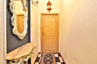 Bent u op zoek naar een woning met renovatiepotentieel en extra ruimte? Deze te renoveren gesloten bebouwing met 3 slaapkamers in de...