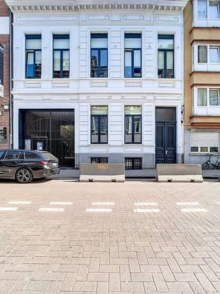 Prachtig neoclassicistisch brouwershuis (ca. 1893) in de Broederminstraat, volledig gerenoveerd met behoud van karaktervolle elementen.<br /><br />Het kantoor biedt +/- 430 m² verdeeld over drie verdiepingen, telkens met kitchenette en sanitair. Boven geniet je van een ruim terras en beneden van een gemeenschappelijke koer.<br /><br />Toplocatie in hartje Zuid: vlak bij de Troonplaats en de Leopold de Waelplaats, omringd door lunchzaken, koffiebars en winkels. Uitstekend bereikbaar via de Leien, Ring en openbaar vervoer op wandelafstand.<br /><br />EPC: X