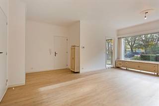<p><span>Stijlvol gelijkvloers appartement op toplocatie in Edegem.</span></p><p><span> </span></p><p><span> </span></p><p><span>Dit prachtige, recent gerenoveerde gelijkvloers appartement bevindt zich op een toplocatie in Edegem en biedt alle comfort voor een eigentijdse levensstijl. </span></p><p><span> </span></p><p><span> </span></p><p><span>Het appartement is afgewerkt met hoogwaardige, moderne materialen en geniet van een overvloed aan natuurlijke lichtinval.</span></p><p><span> </span></p><p><span> </span></p><p><span>Indeling en kenmerken:</span></p><p><span> </span></p><p><span>- Ruim leefgedeelte met veel lichtinval en moderne afwerking.</span></p><p><span> </span></p><p><span>- Twee slaapkamers en een extra ruimte die perfect kan dienen als bureau of dressing.</span></p><p><span> </span></p><p><span>- Keuken en badkamer in hedendaagse stijl met alle nodige voorzieningen. </span></p><p><span> </span></p><p><span>- vrij vanaf 1 november 2026</span></p><p><span> </span></p><p><span> </span></p><p><span>Geniet van een rustige en toch centrale ligging met vlotte bereikbaarheid naar alle voorzieningen. </span></p><p><span> </span></p><p><span>Ideaal voor wie comfortabel wil wonen op een uitstekende locatie. Garagebox inclusief.</span></p><p><span> </span></p><p><span>Maandelijkse kosten: ca 85 EUR (water gemeenschappelijk)</span></p><p><span> </span></p><p><span>Interesse? Contacteer ons voor meer informatie of om een bezichtiging in te plannen!</span></p>