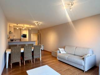 Appartement meublé dans une rue calme, près de la plage, la rue commerçante et le transport en commun.Entrée, living avec balcon et cuisine ouverte...