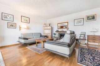 Immo Pické biedt U dit zeer gunstig gelegen appartement aan gelegen in een goed onderhouden gebouw op de derde verdieping met lift. Het appartement is gelegen in de nabijheid van winkels, scholen, openbaar vervoer en de belangrijkste verbindingswegen. Het appartement bestaat uit een inkomhal, een lichtrijke woonkamer met eetplaats, een keuken, een nachthal, 2 slaapkamers en een badkamer. Verder beschikt het appartement over 2 terrassen (één aan elke kant van het gebouw). Tenslotte is er ook nog de aanwezigheid van een kelder. Maandelijkse lasten 868,64 per trimester (inclusief verwarming, water, syndicus, onderhoud van de gemeenschappelijke delen, lift, lening voor het verwarmingstoestel, brandverzekering, lift, ...)