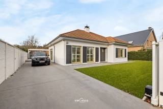 Ontdek deze prachtig gerenoveerde bungalow op een uiterst rustige ligging, waar comfort, ontspanning en energiezuinig wonen perfect...
