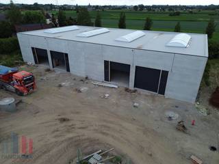 Nieuwbouw <strong>KMO-unit </strong>te huur met een oppervlakte van<strong> 208 m² en 2 privatieve parkeerplaatsen</strong>.<br /><br />De loods maakt deel uit van het gloednieuwe bedrijvenpark “Apollo” en ligt op <strong>minder dan 2 km</strong> van het op- en afrittencomplex van de <strong>E17 te Waregem</strong> – een absolute <strong>toplocatie</strong> voor ondernemers die belang hechten aan bereikbaarheid in een bedrijvige regio.<br /><br />De bedrijfsunit (brandklasse C) werd kwalitatief en duurzaam opgebouwd met een staalstructuur en geïsoleerde betonpanelen. Met een <strong>vrije hoogte van 6 meter</strong> biedt het magazijn optimale opslag- en werkmogelijkheden.<br />Daarnaast is de unit uitgerust met tal van praktische voorzieningen, waaronder:
<ul>
<li><span>Automatische sectionale poort (4 m breed x 4,2 m hoog)</span></li>
<li><span>Aparte toegangsdeur met bovenlicht</span></li>
<li><span>Lichtstraat met geïntegreerde RWA-koepel</span></li>
<li><span>Slijtvaste polybetonvloer met draagvermogen van 1 ton/m²</span></li>
<li><span>Sanitair</span></li>
<li><span>Basisinstallatie elektriciteit</span></li>
<li><span>Individuele regenwaterput van 15.000 liter</span></li>
</ul>
Deze veelzijdige bedrijfsruimte is uitermate geschikt voor <strong>opslag, distributie, productie, atelier- of ambachtelijke activiteiten</strong>.<br /><strong>Beschikbaar vanaf september 2026.</strong><br /><br />Contacteer <strong>PANORAMA B2B</strong> voor bijkomende (technische) inlichtingen, plannen of een vrijblijvend <strong>plaatsbezoek 056 222 256.</strong><br />