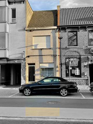 In het centrum van Zele bieden wij U een rijwoning aan met 2 slaapkamers en tuin.Op het gelijkvloers heeft u in een aparte inkomhal, leefruimte, een...