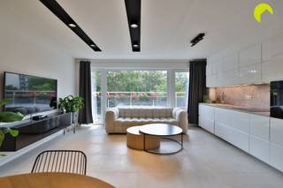 <p><span>Op zoek naar een volledig gerenoveerd appartement of een interessante investering? Dan is dit appartement misschien exact wat u zoekt!</span></p><p><span>Op een centrale locatie, aan de Roest D Alkemadelaan, vinden we dit kwalitatief, gerenoveerd 1-slaapkamer appartement. </span></p><p><span> </span></p><p><span>Het gebouw "Regent VI" dateert van 1970 en werd doorheen de jaren al grondig vernieuwd. Er zijn geen grote aanstaande kosten: het dak is reeds voorzien van isolatie, de zijgevels werden geïsoleerd, terrassen, balustrades en inkomhal,... allemaal recent vernieuwd om te voldoen aan de huidige normen. </span></p><p><span>Het appartement is gelegen in directe nabijheid van openbaar vervoer, winkels, scholen, verbindingswegen, ziekenhuizen, ...</span></p><p><span> </span></p><p><span>Indeling:</span></p><p><span>Vanaf het moment dat u het appartement betreedt valt onmiddelijk de open indeling op. De leefruimte geniet erg veel lichtinval door de grote raampartijen en </span></p><p><span>geeft ook toegang naar het zonnige terras! De open keuken is van alle comfort voorzien en beschikt over een aansluitende (was-) berging</span></p><p><span> </span></p><p><span>De badkamer is voorzien van een toilet, inloopdouche en badkamermeubel met lavabo, spiegel en bergkastjes.</span></p><p><span>Er is één ruime slaapkamer. Tot slot is er nog een handige kelderbergingi inclusief in de prijs.</span></p><p><span> </span></p><p><span>De details op een rijtje:</span></p><ul><li><span>Goed onderhouden appartement</span></li><li><span>Zeer ruim en zonnig terras</span></li><li><span>Vaste maandelijkse kosten bedragen circa 215 euro (provisie water en verwarming, syndicus, blokpolis, onderhoud gemene delen + liften, INCL RESERVEFONDS !)</span></li><li><span>Een conforme keuring van de elektriciteit wordt gegarandeerd</span></li><li><span>EPC: 103 kWh/m²jaar</span></li></ul><p><span> </span></p><p><span>Oppervlakte volgens meting EPC</span></p><p><span>P-score: A, G-score: A</span></p><p><span>Stedenbouwkundige aanwezig</span></p><p><span> </span></p><p><span>Voor meer info of een bezoek ter plaatse bel 03/449.42.41 of surf naar www.habicom.be</span></p><p><span>De waarde van uw eigendom kennen ? Contacteer vrijblijvend onze habicom expert in uw buurt.</span></p><p><span> </span></p><p><span> </span></p><p><span> </span></p>