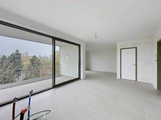 « Nexuss » est un nouveau projet de construction durable à Schelle, avec 64 unités résidentielles et un espace commercial. Avec des appartements, des duplex et des maisons avec lits superposés d'une à quatre chambres, vous avez un large choix. Le projet écologique et moderne bénéficie d'une situation très centrale, avec toutes les installations nécessaires à proximité et à une courte distance des grandes villes telles qu'Anvers, Malines et Saint-Nicolas.Les principaux points forts du projet « Nexuss » sont les suivants :- Normes BEN : niveau E 20- Panneaux solaires, individuellement par appartement- Chauffage au sol, par pompe à chaleur, et sèche-serviettes électrique- Système de ventilation de type D- De belles terrasses- Espace de stationnement souterrain et rangement- Architecture moderne et écologique- Orienté vers l'avenir grâce à des matériaux durables et économes en énergieCet appartement de 3 chambres d'environ 102 m² est situé au Provinciale Steenweg 423 à Schelle.Disposition de l'appartement :- Hall d'entrée- Rangement- Toilette- Salle de bain- Salon avec cuisine- 3 chambres- TerrasseLes travaux ont déjà commencé et devraient être achevés fin 2025.Vous voulez en savoir plus sur ce beau projet ? N'hésitez pas à nous contacter !