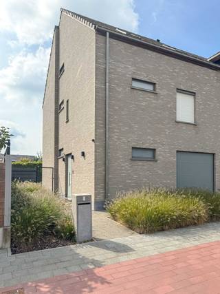 ***Kijkdag Zaterdag 16/05 tussen 9u en 17u, op afspraak***Rustig wonen met alles binnen handbereik — in Mazenzele vind je dat evenwicht. Deze moderne...