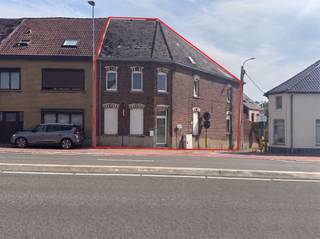 <p>Hoekwoning met bouwgrond voor halfopen bebouwing te Roosdaal</p><p>Deze ruime hoekwoning te Roosdaal wordt aangeboden in combinatie met bouwgrond voor een halfopen bebouwing en vormt zo een interessante opportuniteit voor gezinnen, investeerders of projectontwikkelaars.</p><p>De woning beschikt over een bewoonbare oppervlakte van maar liefst 227 m² en omvat onder meer drie slaapkamers en één badkamer. Dankzij de ruime indeling is er voldoende plaats voor een gezin en blijven er verschillende mogelijkheden om de woning verder naar eigen smaak in te richten.</p><p>Het totale perceel heeft een oppervlakte van 553 m². De combinatie van de bestaande woning en de bouwgrond biedt tal van mogelijkheden, zowel voor eigen bewoning als voor een investerings- of bouwproject.</p><p>Bent u op zoek naar een ruime gezinswoning met bijkomend bouwpotentieel op een gunstige locatie in Roosdaal? Dan verdient deze eigendom zeker uw aandacht. Neem contact met ons op voor meer informatie of een bezoek.</p>