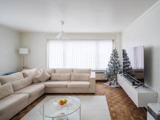 <strong>Centrum Gent - Lichtrijk 2-slpk hoekappartement op een boogscheut van de Kouter.</strong><br /><br /><em>Voor meer informatie mail naar info@carloeggermont.be </em><br /><br /><br /><em>Dit appartement vinden we terug op de eerste verdieping van een hoekgebouw gelegen op de kruising van de Twaalfkameren en de Johan Daisnestraat.</em><br /><br />Rustig gelegen op wandelafstand van de Kouter en de belangrijkste winkelstraten van het Gentse stadscentrum. De ideale uitvalsbasis en het ideale rustpunt te midden van het bruisende stadsleven.<br /><br />Via de lift krijgt men toegang tot het appartement op de eerste verdieping. Het appartement geniet een logische en praktische indeling. <br /><br />De inkomhal voorzien van gastentoilet geeft toegang tot de leef- en eetruimte die samen een lichtrijk geheel vormen dankzij dat de hoekligging en de daarbij horende raampartijen. In deze ruimte vinden we nog het origieneel parket. Aansluitend aan de eetplaats vinden we de keuken met een even praktische indeling en toegang tot een balkon. Achter de keuken is er nog een handige een bergplaats.<br /><br />De hal van het appartement leidt naar twee aangename slaapkamers en de badkamer die voorzien is van een bad/douche en wastafel.<br /><br /><strong>Kortom, gelegen op deze toplocatie is dit de ideale investering voor zowel young professionals, investeerders of voor ouders van studerende kinderen.</strong><br /><br /><em>(Maandelijkse provisiekosten: € 116, verbruik gas/water collectief, privatieve kelderberging inbegrepen)</em>