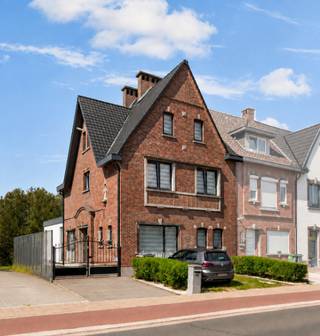 <strong>Instapklare gerenoveerde bijzondere gezinswoning met 7 slaapkamer,grote tuin en zicht op velden </strong><br />Op zoek naar ruimte, licht én mogelijkheden? Deze verrassend ruime woning in Sint-Niklaas combineert comfortabel wonen met een uitstekende ligging en tal van opties v<strong>oor grote gezinnen, zelfstandigen of kangoeroewonen.</strong><br />Zeer ruime living met open moderne keuken, De grote raampartijen zorgen voor een aangename connectie met tuin en de grote terrassen .<br />op gelijkvloers 1 zeer ruime slaapkamer<br />De woning beschikt over maar liefst 7 volwaardige slaapkamers en 2 stijlvolle vrij recente badkamers, ideaal voor grotere gezinnen of wie extra ruimte wenst voor hobby’s of thuiswerk.<br />Op het gelijkvloers is er bovendien de mogelijkheid om een praktijk, kantoor of kangoeroewoning in te richten – een enorme troef voor zelfstandigen of wie wonen en werken wil combineren.<br />Buiten geniet je van een grote, zonnige tuin met open zicht op de velden, waar rust en privacy centraal staan. Het terras biedt de perfecte plek om te ontspannen of gasten te ontvangen.<br />Troeven op een rij:<br />• 7 slaapkamers & 2 badkamers<br />• Mogelijkheid tot praktijk, bureau of kangoeroewoning<br />• Lichtrijke leefruimte met open keuken<br />• Grote tuin met prachtig verzicht<br />• Instapklaar en modern afgewerkt<br />• Topligging in Sint-Niklaas, vlakbij invalswegen, winkels en voorzieningen<br />Een ideale woning voor wie ruimte, comfort en flexibiliteit zoekt op een strategische locatie.<br />EPC A <br />ELEK CONFORM