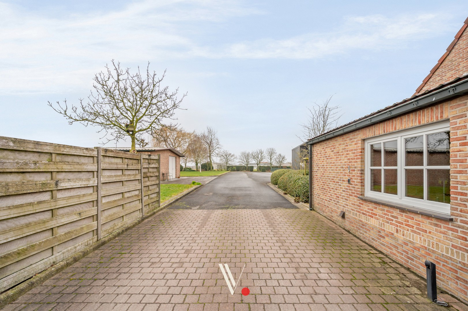 Alleenstaande woning op +/- 4.000 m² met magazijn en kantoor - foto 4