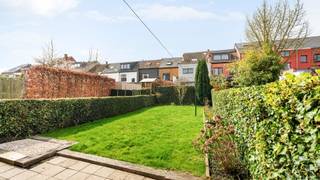 Ontdek de mogelijkheden van dit te renoveren pand, gelegen in de gegeerde Zomerstraat in Hasselt. Deze woning biedt een unieke kans voor wie op zoek is naar een project met potentieel, in een rustige en toch centrale stadsomgeving.<br /><br />Bij het betreden van de woning valt meteen de praktische indeling op. U beschikt over drie volwaardige slaapkamers, ideaal voor een gezin of wie extra ruimte wenst voor een bureau of hobbykamer. De leefruimtes bieden tal van herinrichtingsmogelijkheden, zodat u het pand volledig naar eigen smaak en noden kan vormgeven.<br /><br />Een absolute troef is de doorgang naar de tuin en de aansluitende tuinkamer. Deze ruimte vormt de perfecte overgang tussen binnen en buiten en biedt tal van mogelijkheden, zoals een gezellige ontspanningsruimte, atelier of lichtrijke eetplaats.<br /><br />De tuin is ideaal georiënteerd, waardoor u maximaal kan genieten van zon en rust. Bovendien beschikt de woning over een garage, wat in de stad een grote meerwaarde is.<br /><br />Gelegen in een rustige straat, maar toch op korte afstand van het centrum van Hasselt, combineert deze woning het beste van twee werelden: de levendigheid van de stad en de sereniteit van een aangename woonomgeving.<br /><br />Houd er rekening mee dat voor deze woning een renovatieplicht geldt (EPC-label E), wat u de kans biedt om energiezuinig en toekomstgericht te renoveren volgens uw eigen visie.<br /><br />Kortom, een pand boordevol potentieel op een topligging – ideaal voor wie op zoek is naar een renovatieproject met karakter en mogelijkheden.