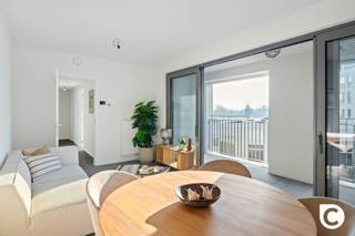 <p><span>Ontdek dit nieuwbouw appartement in het hart van Mortsel, perfect voor wie op zoek is naar een knusse en moderne ruimte. </span></p><p><span> </span></p><p><span>Met een bewoonbare oppervlakte van 54 m², omarmt dit appartement een slimme indeling die licht en ruimte optimaal benut.</span></p><p><span> </span></p><p><span>De ruime woonkamer is het stralende middelpunt, met grote glazen schuifdeuren die zorgen voor overvloedig natuurlijk licht en toegang bieden tot een uitnodigend terras. Hier kunt u genieten van de middagzon.</span></p><p><span> </span></p><p><span>De open keuken is strak en modern, uitgerust met inbouwapparaten, ideaal voor het bereiden van heerlijke maaltijden. De eetruimte vloeit naadloos over, wat een gezellige setting creëert voor etentjes of een ontspannen brunch.</span></p><p><span> </span></p><p><span>De slaapkamer straalt een gevoel van rust en comfort uit, met voldoende ruimte voor al uw benodigdheden. De badkamer is stijlvol ingericht met moderne faciliteiten, waaronder een douche.Parkeren kan perfect in de ondergrondse parkeer garage.</span></p><p><span> </span></p><p><span>Dit appartement is perfect voor zowel starters als investeerders die willen profiteren van een levendige omgeving met alles binnen handbereik.</span></p><p><span> </span></p><p><span>Mis deze unieke kans niet om een prachtig stukje Mortsel uw nieuwe thuis te noemen!</span></p>
