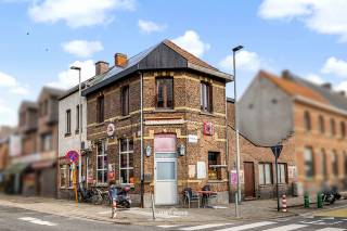 Droomt u ervan wonen en werken te combineren op één locatie? Dan is dit een unieke opportuniteit. Het geheel bestaat uit twee aparte...