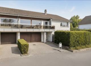 Charmante maison mitoyenne sur trois façades, prête à emménager, située sur un beau terrain au centre de Dilbeek, dans une impasse tranquille...