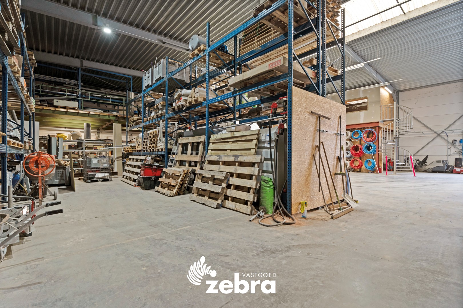 Ruime loods van ± 600 m² met instapklare woning te Oostrozebeke! - foto 4