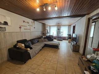 Bienvenue dans cette charmante maison de 209 m² à Frasnes-Les-Anvaing.Aménagement : Rez-de-chaussée : hall d'entrée, grand salon, salle à manger,...