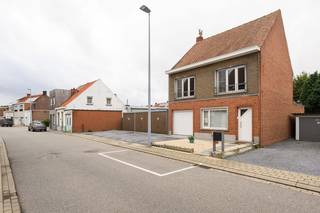 Dichtbij het centrum van Meulebeke kunt u deze alleenstaande woning met inpandige garage en gelegen op een perceel van 468m² terugvinden. Achteraan...
