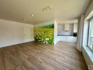 PLAN UW BEZOEKMOMENT VIA ONZE WEBSITE: www.immoboss.be<br /><br />Dit appartement is gelegen op de eerste verdieping en maakt deel uit van een kleinschalige residentie van 3 appartementen en is gelegen in een rustige straat in een residentiële buurt.<br /><br />Indeling: inkom met apart toilet, lichtrijke leef- en woonruimte met open geïnstalleerde keuken, badkamer met inloopdouche en 2 volwaardige slaapkamers waarvan 1 met terras.<br />De tuin is gemeenschappelijk.<br /><br />In de tuin bevindt zich een bijgebouw met aansluiting voor de wasmachines en droogkasten voor de 3 appartementen. <br />In deze ruimte kan ook een fiets gestald worden.<br /><br />Overal centrale verwarming met aardgas.<br />Aparte tellers EGW.<br /><br />Onmiddellijk beschikbaar!<br /><br />Huurprijs: € 950/ maand + € 50 provisie ( kosten gemeenschap inclusief waterverbruik wasruimte met afrekening)<br /><br />EPC: 177 kWh/m2 jaar (Label B)<br /><br />PLAN UW BEZOEKMOMENT VIA ONZE WEBSITE: www.immoboss.be