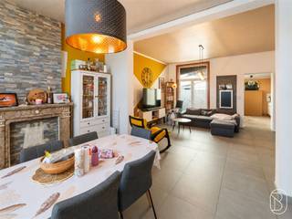 <p>Ontdek deze ruime, gedeeltelijk gerenoveerde 3-gevelwoning met zijdelingse toegang, ideaal gelegen in Lessines. Dicht bij alle voorzieningen zoals de A8, winkels, scholen, het station, enz. Een perfecte leefomgeving voor een gezin.</p><p>De gelijkvloerse verdieping omvat een inkomhal die toegang geeft tot een ruime, lichtrijke leefruimte en een te moderniseren keuken. Verder beschikt de woning over een grote kelder en de mogelijkheid om, volgens uw wensen, een extra badkamer te creëren.</p><p>Een veranda vervolledigt deze leefruimte en geeft toegang tot het terras en de ruime tuin.</p><p>Op de eerste verdieping geeft een nachthal toegang tot drie slaapkamers en een douchekamer met toilet.</p><p>De woning beschikt eveneens over een zolder die extra bergruimte biedt of bijkomend inrichtingspotentieel heeft.</p><p>Technisch: PVC-ramen met dubbele beglazing, verwarming op gas met recente ketel, EPC D, conforme elektriciteit.</p><p>Een lichtrijke woning met veel potentieel, ideaal voor gezinnen die op zoek zijn naar comfort en ruimte.</p><p>Voor meer informatie of om een bezoek te plannen, contacteer ons via: 0499/34.68.24 of via anne-sophie@immobeguin.be</p>