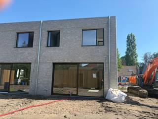De nieuwbouwwoning biedt in zijn ontwerp een doordachte indeling die het comfort van het dagelijks leven verhogen.Op de gelijkvloerse verdieping betreed je de woning via de inkomhal. Hier bevindt zich een apart toilet en een praktische berging, perfect voor extra opslag. De open keuken vormt het centrale punt van de leefruimte en sluit naadloos aan op de eetkamer en de ruime woonkamer.De eerste verdieping beschikt over drie slaapkamers. Via de nachthal komt u bij de badkamer. De badkamer bevat vervolgens ook een tweede toilet.De volledig omheinde tuin met terras biedt privacy en is perfect voor zomerse barbecues of rustige momenten. Voor wie gemak zoekt, is er een aansluiting voor een robotmaaier, met de mogelijkheid om een robotmaaier als extra optie aan te schaffen. Bovendien beschik je over een eigen garage en een praktische fietsenberging.Diversen:- E-peil lager dan 20!- vloerverwarming op warmtepomp- eigen zonnepanelen- ventilatiesysteem D met warmterecuperatieGrijp deze kans en ontdek hoe deze nieuwbouwwoning uw woonwensen kan vervullen. Voor meer informatie en een afspraak, neem contact met ons op!